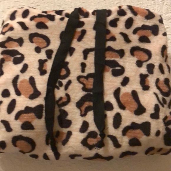 2xHost pick NWT Adorable leaped print hoodie - Picture 4 of 6